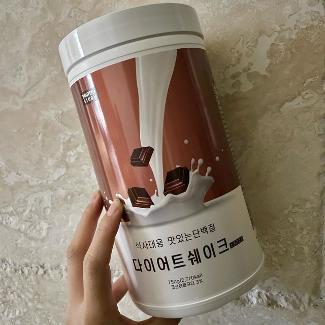 혜린 on Instagram: "#광고 다이어터들에게 필수템 단백질 쉐이크🥛 저는 초코맛 러버라 🍫초코샤량,,💗💖 초코우유처럼 타먹어봤더니 달지않은 초코우유? 맛나더라구요 ㅋㅋ 윽 맛없