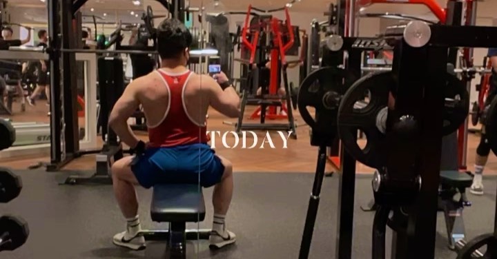 #daily #오운완🏋️ #workout 
.

.

.
헬린이의 운동일지
목요팅  등 운동🔥🔥🔥

오늘은 등 뿌셔뿌셔💣

등 프레임은 많이 커져가는데
언제 악마만들지....😈

등을 멋지게 만들고 싶은 헬린이
Back 인증샷은 참 힘들다😂

2시간 등뽀수고 
고구마100g +닭가슴살+아몬드5알
글루타민 냠냠😋

근나잇✨🌙

(불금 뭐먹을까 생각하는 난 꿀꿀🐷)