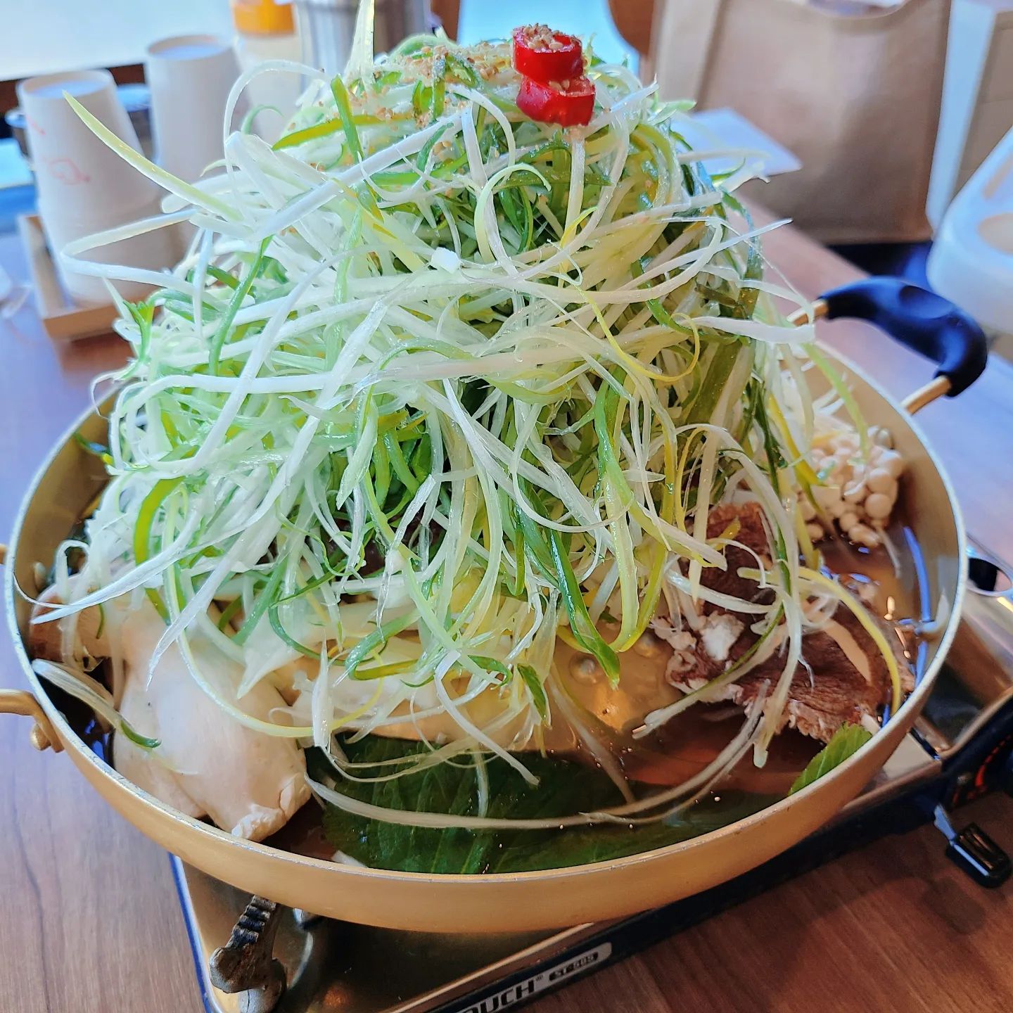 #협찬
⠀
옛날 불고기 + 육전 물냉면
⠀
파채가 수북히 쌓인 옛날 불고기와
육전 물냉면의 조합은 말모말모💛
⠀
교동면옥은 냉면맛집인줄 알았는데
불고기도 너무 맛있더라구용?
⠀
고기도 질기지 않고 부드럽구
간도 쎈 편이 아니라 싱겁기 드시는 분들도
너무 맛있게 먹을 수 있는 한 상 차림!!
⠀
⠀
식당 내부도 엄청 청결함은 물론
사장님과 직원분들이 너무 친절하셔서
음식 먹는 내내 기분이 너무 좋았어요💛
⠀
⠀
음식은 두말 하면 잔소리고
뷰도 진짜 끝내줬다...!!
오늘 또 날씨가 엄청 좋았어서
더 그랬을지도 모르지만,
멋진 뷰 보면서 먹는 밥은 정말이지 최고였당!!
⠀
조만간 신랑이랑 손잡고 또 와야징💛
⠀
⠀
⠀
⠀
📍 교동면옥 구미산동점
📍 경북 구미시 산동읍 강동로 953-11
📍 영업시간 매일 10:30-21:00
(B.T 15:00~16:00) (L.O 20:30) / 명절휴무
⠀
⠀
⠀
⠀
⠀
#구미맛집 #구미냉면맛집 #구미산동맛집 #구미산동불고기맛집 #구미산동냉면맛집 #산동읍맛집 #구미산동불고기 #구미산동냉면 #교동면옥구미산동점
⠀
⠀