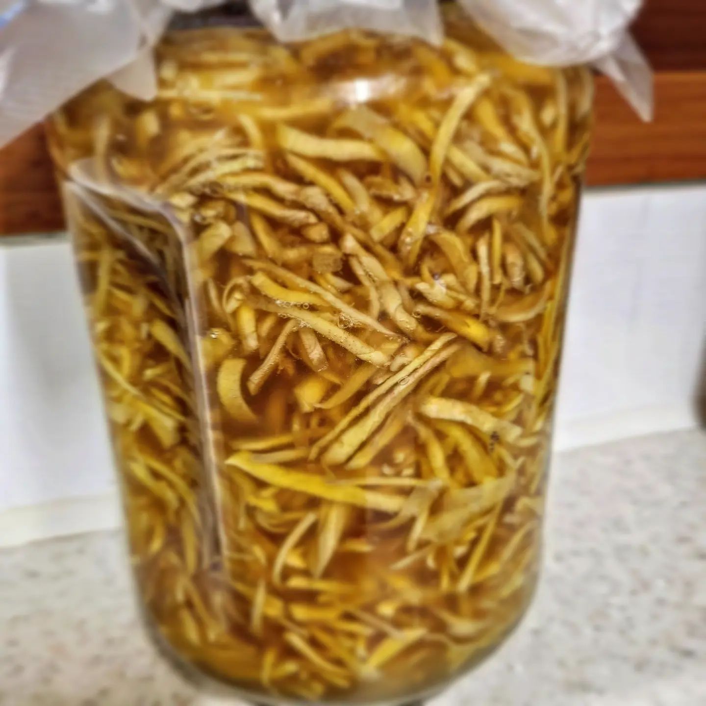 생강차🫖 #705💠

밤마다 목이랑 코랑 눈이랑 따가워서 힘들어하니깐 엄마가 생강청을 가득 만들어놨네ㅋㅋ
내가 벡스코에서 사오는거보다 몇배나 많은양이당~~부자가 된 기분😉
보기만해도 벌써 건강해지는기분이닷😍
엄마 나는 1도 안도와줬는데..
감사합니다🙇‍♀️
일교차가 심하니 내몸은 적응하기 넘나힘든 나😝
어서빨리 몸이회복되길~~추워진 날씨 적응하기😻
우리 모두 건강챙겨욧👍👏🙋‍♀️

오늘운세 : 이제라도 알게 되니 이해하는 마음이 생긴다.

매일 매일 감사하는마음으로 살다보면 좋은일이 생긴데요. 
{10시전 취침-7시전 기상} [규칙적인생활]
#감사일기💠#일상#motd #바른생활루틴이#헬시플레저 #백수니의하루#오하운 #아침형인간#셀카#ootd#아침과일#생강청#건강챙기기#환절기나빠😝