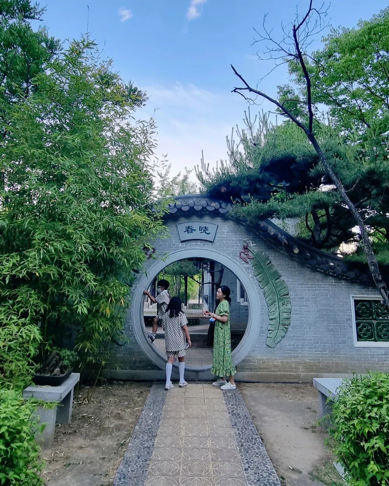 #한국속에중국
.
도심속 공원 한켠에
이국적인 풍경
.
#월화원🌿
.
낯선듯
낮익은
.
이쁘다💚
.
.
.
.
.
.
.