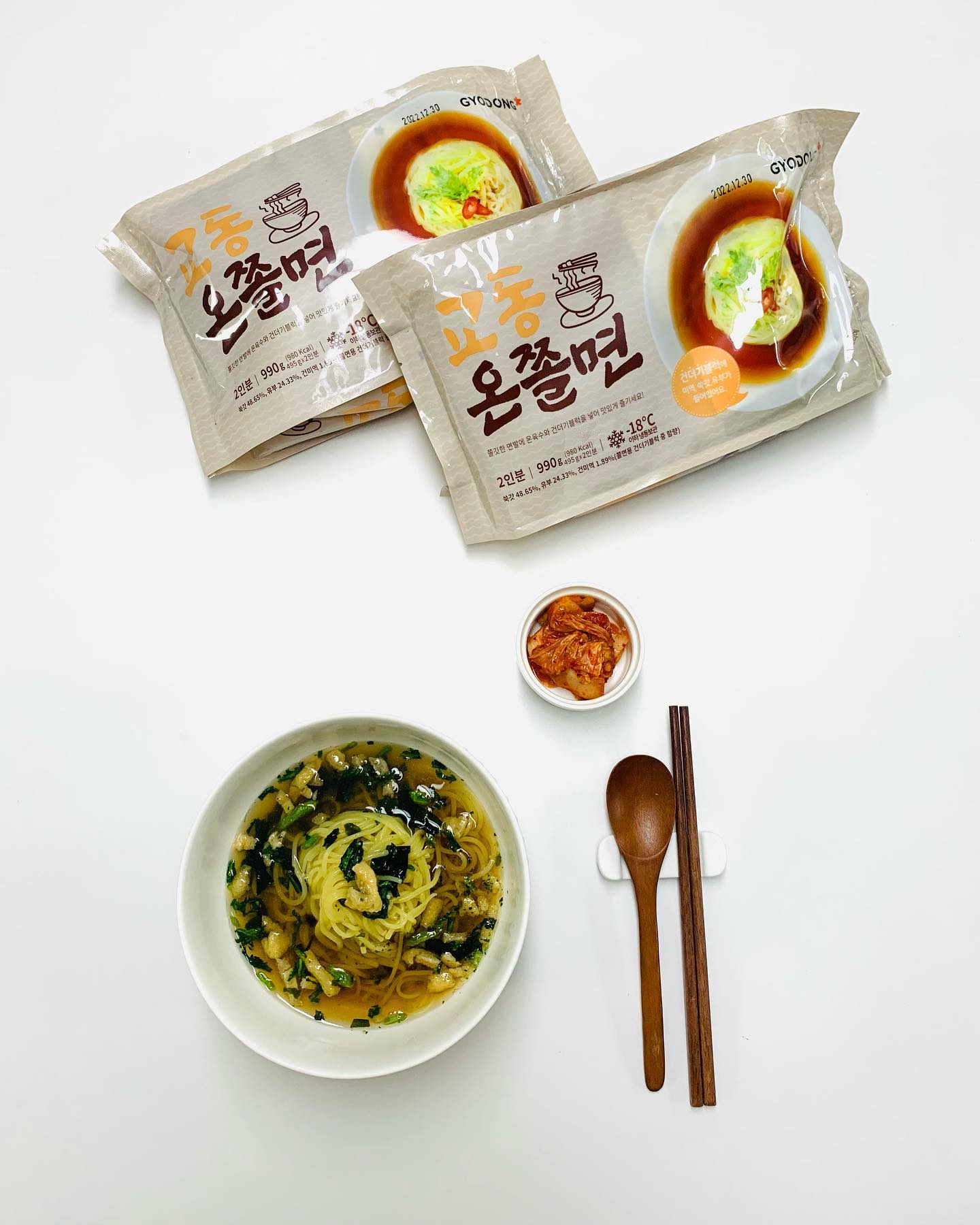 #협찬 #제품제공
⠀
⠀
교동온쫄면
⠀
쫄면은 비빔쫄면만 있다고 생각했는데…
⠀
뜨근한 국물에도 퍼지지 않고
⠀
탱글하고 쫄깃한 온쫄면이랍니다😄
⠀
100년 전통 기업의 가츠오부시육수와
⠀
30년 가자제면 노하우로 퍼지지 않는 면발로
⠀
이미 경주에선 줄서서 먹는 맛집으로
⠀
멀리 까지 안가고 집에서 5분이면 가능하답니다👍
⠀
여행지에서 먹던 추억의 맛 이제 멀리 가지마세요😃
⠀
개인적으로 건더기 블럭이 있어
⠀
정말 간단한 조리로 즐거운 한끼가😍
⠀
⠀
💌 제품구매 / 문의
⠀
gyodong_food
⠀
https://www.gdfoodmall.kr/m/main.html
⠀
⠀
#교동식품 #온쫄면 #온쫄면맛집
#경주맛집 #초간단조리
#밀키트맛집 #밀키트추천 #밀키트
#집밥 #홈쿡 #간단한식사 #간편식
#먹팔 #먹스타그램 #음식기록 #kfood