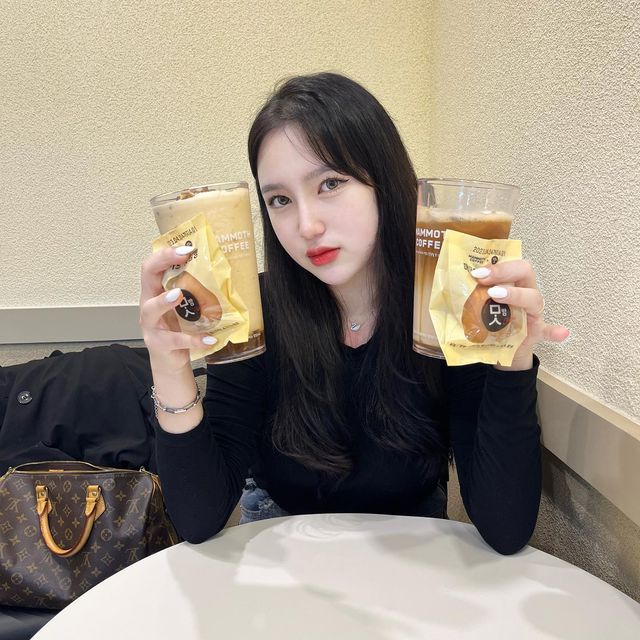 한소윤 on Instagram: "#광고#매머드커피신메뉴#매머드커피XOO(콜라보브랜드)#매머드커피#매머드익스프레스#가을신메뉴#매머드커피XOO#콜라보메뉴(콜라보 브랜드는 추후 공개 예정입