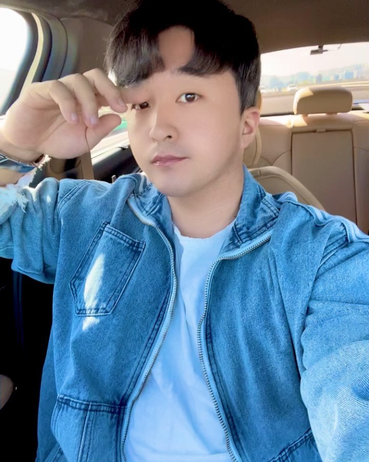 #daily #꾸안꾸 #ootd #lol #가을남친룩 ??
.

.

.
가을 남자이고 싶은 본캐😋

상의 : 흰티 + 청자켓 
하의 : 블랙 조커팬츠
신발 : 나이키 와플트레이너 

편안한 옷 차림이 좋은 
꾸안꾸를 잘하고 싶은 시니🏋️‍♂️

가을🍂 날씨 너어어어무 좋네요

✨캠핑, 등산 , 축제의 계절✨

고속도로 차는 만땅 
모두들 안전운전 하세여 🏎️

집밥이 그리워 본가 와서
후다닥 집밥 한상 가득히 먹고 갑니다😋

주말은 운동 쉬고 
월요일부터 다시 득근💪🏻
(주말 운동안해서 돼지꿀꿀🐷)

모두들 즐거운 주말 되세요🤭