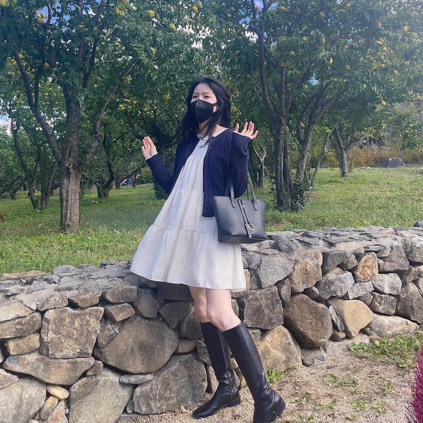 이번주말은 넘 따뜻했어요 (사실 더웠음🔥) 진짜 요런 스타일 원피스 해마다 예쁘다고 생각하다가 한 살이라도 더 먹기전에 입어봐야겠다 생각하구 겟챠- 넘 맘에 들어요😆🤍