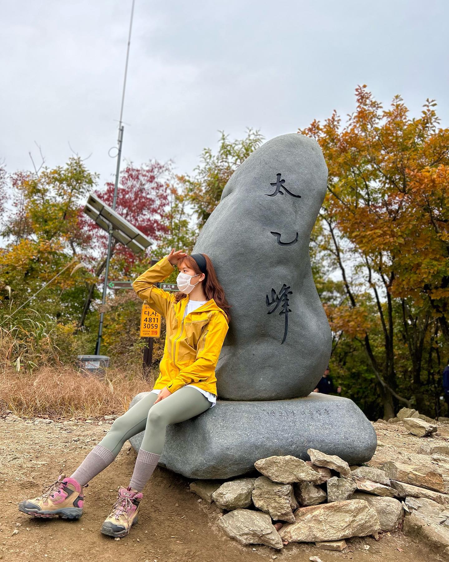 함께하는 산은 항상 웃음지뢰✨✨
오늘도 엄청 많이 웃었다😊
두번째 영상 맘에들어🤍
시네리 오늘 막내라 기분 좋아쩌💕
도가니를 잃고, 행복을 얻었다🤍
운동영상보다, 등산피드가 점점 많아지고 있지만, 난 웨이트가 더 좋아😁
pang.eeeee 🫶 우리 11월엔 사패산✋🏻
.
수리산역->임도오거리->슬기봉->태을봉 정상->태을초교뒤 
총 소요시간 3시간 26분🔥
.
.
.
.
.
.
.
#수리산 #슬기봉 #태을봉 #등산복 #등산 #등산스타그램 #산스타그램 #등린이 #블랙야크 #수리산둘레길 #산 #운동 #취미 #주말 #건강 #다이어트 #운동복 #등산복패션 #서울 #산본 #아이폰14 #인물사진