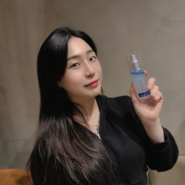 @ppzzi on Instagram: "#협찬 플렉스킨 시카 블루 앰플미스트🤍 ▫️카밍오일층+병풀세럼층의 2중 레이어 미스트 ➡️안개 분사로 뭉침없이 분사력이 좋아요 여러번 누를 필요없이 한번으로도