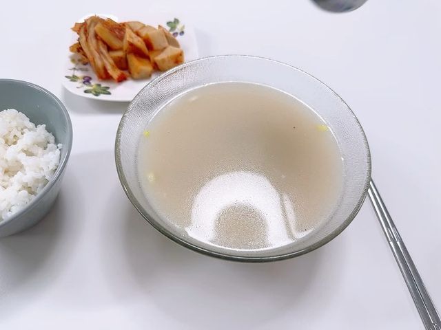우주 ♥ on Instagram: "#협찬 몸보신이 별건가…. 국풍밥상 한 상 가득 차려 두고 먹으면 이것이 바로 찐 행복 ❤️ 엄마가 끓여준 곰탕보다 훨 진한데 오돌오돌 식감깡패 도가니가 가득~~!