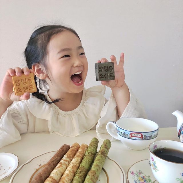 해피유니 on Instagram: "#광고#삼청동에그롤#삼청동소샌드 @scd_eggroll.official 천연발효버터와 유정란, 유기농 밀가루 유기농 설탕으로 만든 건강한 과자 삼청동 에그롤과 삼청동 소샌드🤎✨ 화
