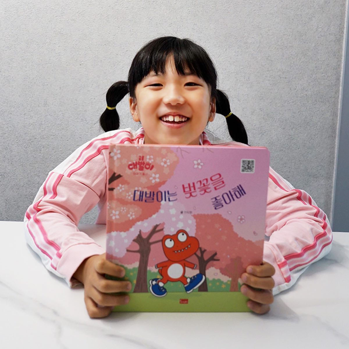 #서평 
#대발이는벚꽃을좋아해 
#안도현시인 #봄이아트북스

대발이가 주인공으로 
대발이는 순수하고 해맑은 성격의 친구이며, 보드리는 공주병에 걸린 수다쟁이 친구에요
대발이가 보드리에게 
꽃구경을 같이가자고하는데 
거절하면서 생기는 이야기입니다.
이야기도 복잡하지않고, 글밥도 많지않아 아이들이 쉽게 읽을 수 있어요!
#공룡사랑 친구들에게 추천!

#공룡그림책 #동화책 #그림책추천스타그램 #초딩맘 #초딩맘스타그램 #초딩맘소통 #그림책추천 #대발이 #대발이생활동화