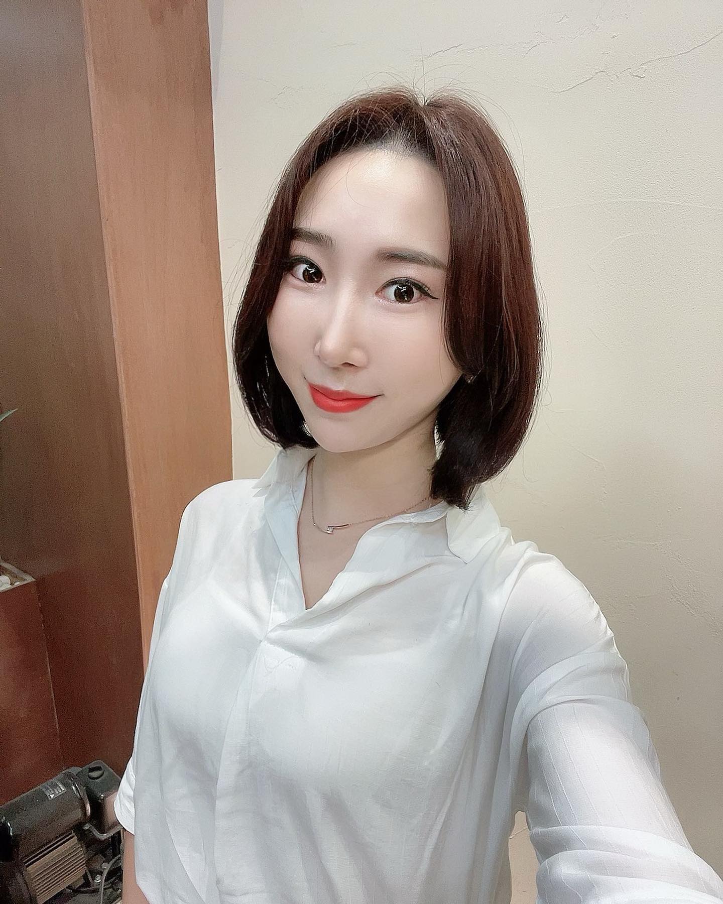 결혼 전부터 #단발병 걸려서 죽을뻔🤣 진짜 고민고민하다가 소개받고 멀리 야탑까지 가서 #단발c컬펌 하고왔는데, 주변에서 세련되고 얼굴작아보인다고 칭찬 많이받아서 너무 좋아용😍
#단발펌 은 #야탑꾸밈디자이너우리 샘이 최고👍  #매직c컬펌 #헤어 #미용실 #헤어샵 #야탑미용실 #야탑헤어샵 #야탑 #성남 #분당 #단발 #똑단발 #가을 #가을뮤트 #이미지변신 #일상 #월요일 #선팔 #맞팔 #팔로우 #결혼 #유부녀