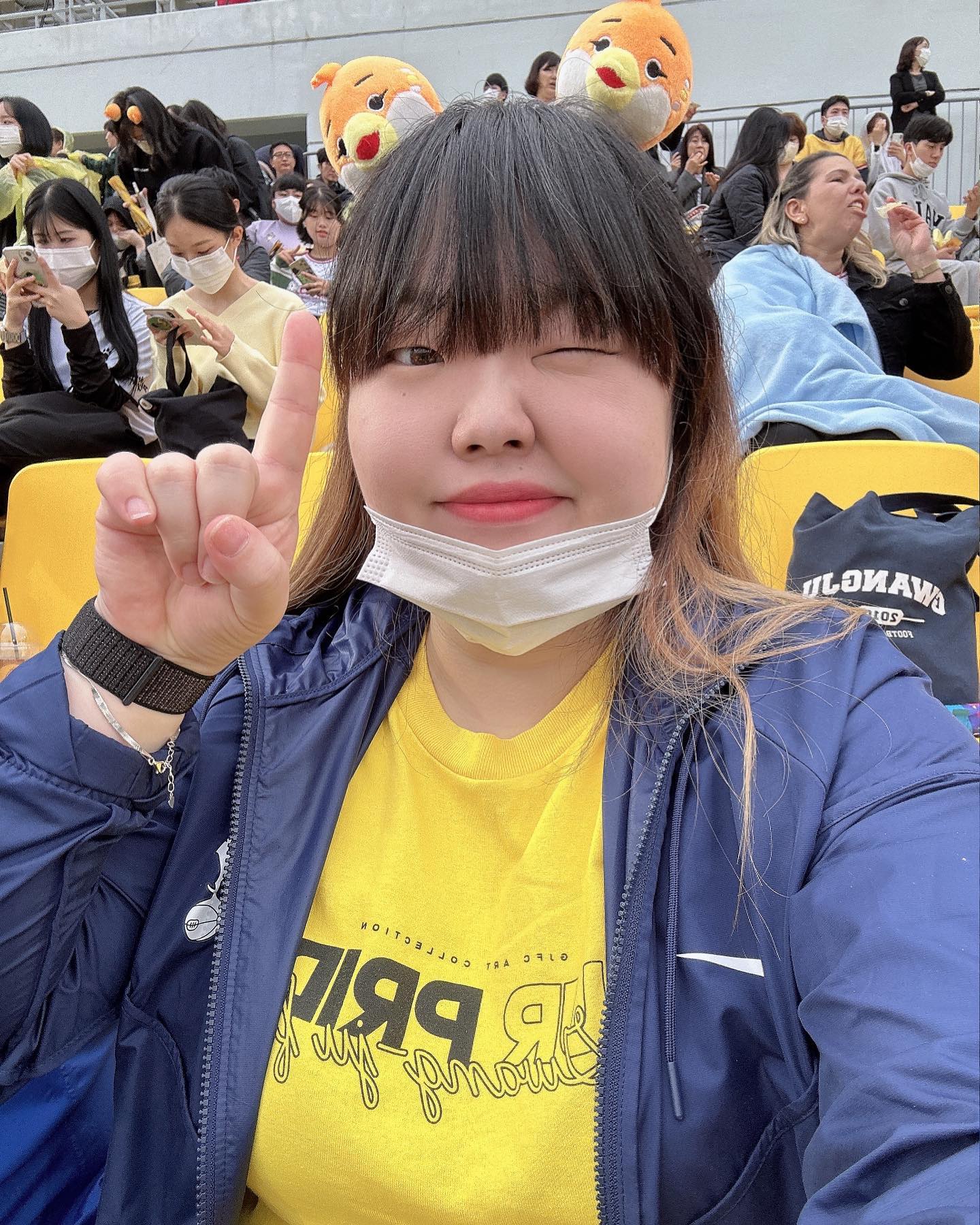 2022년도 구구절절 직관 후기

솔직히 승격에 큰 기대가 없었기에 더욱 승격에 신났고
거의 매번 이겨주어 시험공부 하면서 축구가 삶의 낙이 되어 행복했다.

비 오는날 추가시간 20분을 현장에서 직접 겪었으며,
내가 가장 애정하는 선수의 실착 유니폼도 받았고,
시즌권을 다 써서 추가로 구매하는 일도 있었다.

무엇보다도 살면서 아빠랑 이렇게 자주 데이트를 하지 않았었는데, 축구라는 매개체를 통해 같이 취미생활하는 부녀지간이 되어서 너무 행복했다. 아빠랑 취미가 같다는게 너무 좋았다랄까-

앞으로 축구를 보면서 2022년도는
잊혀지지 않을 한해가 되겠지-

내년에는 올해 한번도 못 간 원정경기를 꼭 가야지,,라는 다짐과 함께 구구절절 2022 K리그2 직관후기 끝