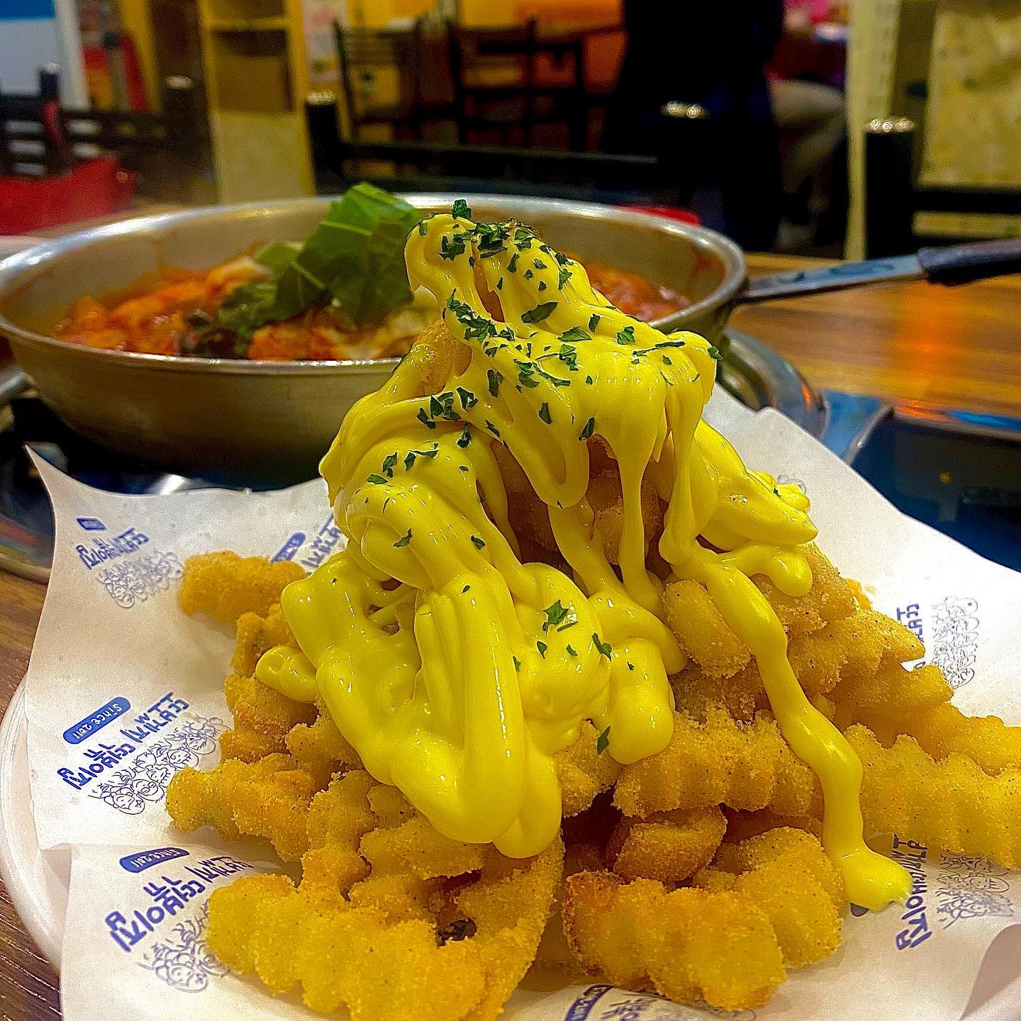 🍟버갈계의 조상님 또보겠지🍟
처음 홍대에서 먹어보고 또가고 또가는 
레전드 #떡볶이 맛집 #또보겠지떡볶이 입니당💛

옛날 옛적엔 홍대쪽에만 지점이 있었는데 상암 종로 등 지점들이 늘어나고 있어요!
저는 즉떡파라서 넘나리 행복하게 먹습니다🤤

떡볶이는 달달 맵콤한 조금은 평범한 맛이지만, 버갈을 떡볶이 소스에 찍어먹으면 천국의 맛😇 그 잡챕니다

서울에 지점이 많으니 다 가보세용!

대표메뉴:
즉석떡볶이 2인 14,000원
버터갈릭 감자튀김🍟 6,000원

📍또보겠지 떡볶이 상암 DMC히어로점
(서울 마포구 성암로15길 8)
🕐Mon-Fri 11:00 ~ 21:00
(오후 3시 ~ 5시  브레이크)

.
.
.

#맛스타그램 #먹스타그램 #버갈 #버갈감튀 #떡볶이맛집 #서울떡볶이 #먹팔 #서울맛집 #맞팔 #디마에 #홍대맛집 #dmc맛집 #상암맛집 
.