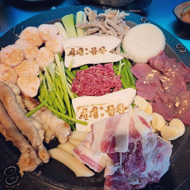 먹보패밀리 on Instagram: "#협찬 #시계곱창 @sigye.gopchang 오늘 소개해드릴곳은 곱창모둠집 입니다.! 곱이 꽉~찬 한우곱창! 꼬소한 대창! 쫄깃한 깐양과 염통! 고기 먹을때 기본으로 먹어야할 우삼