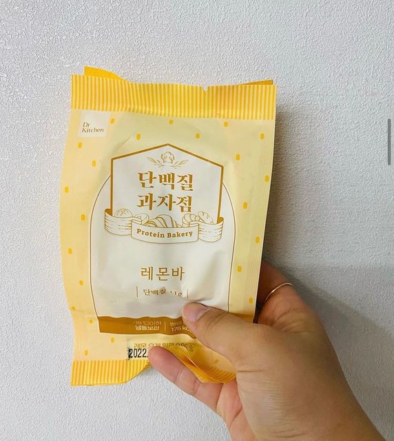 @rev_iew_ on Instagram: "#협찬 <엄선에서 시식한 C 단백질과자점 레몬바 후기> - 😊만족한 점 단잭질 과자라 망설였던것이 나의 잘못 맛있어서 다이어트 될거같아요ㅎㅎ - 🙁아쉬운 점 먹을때 좀