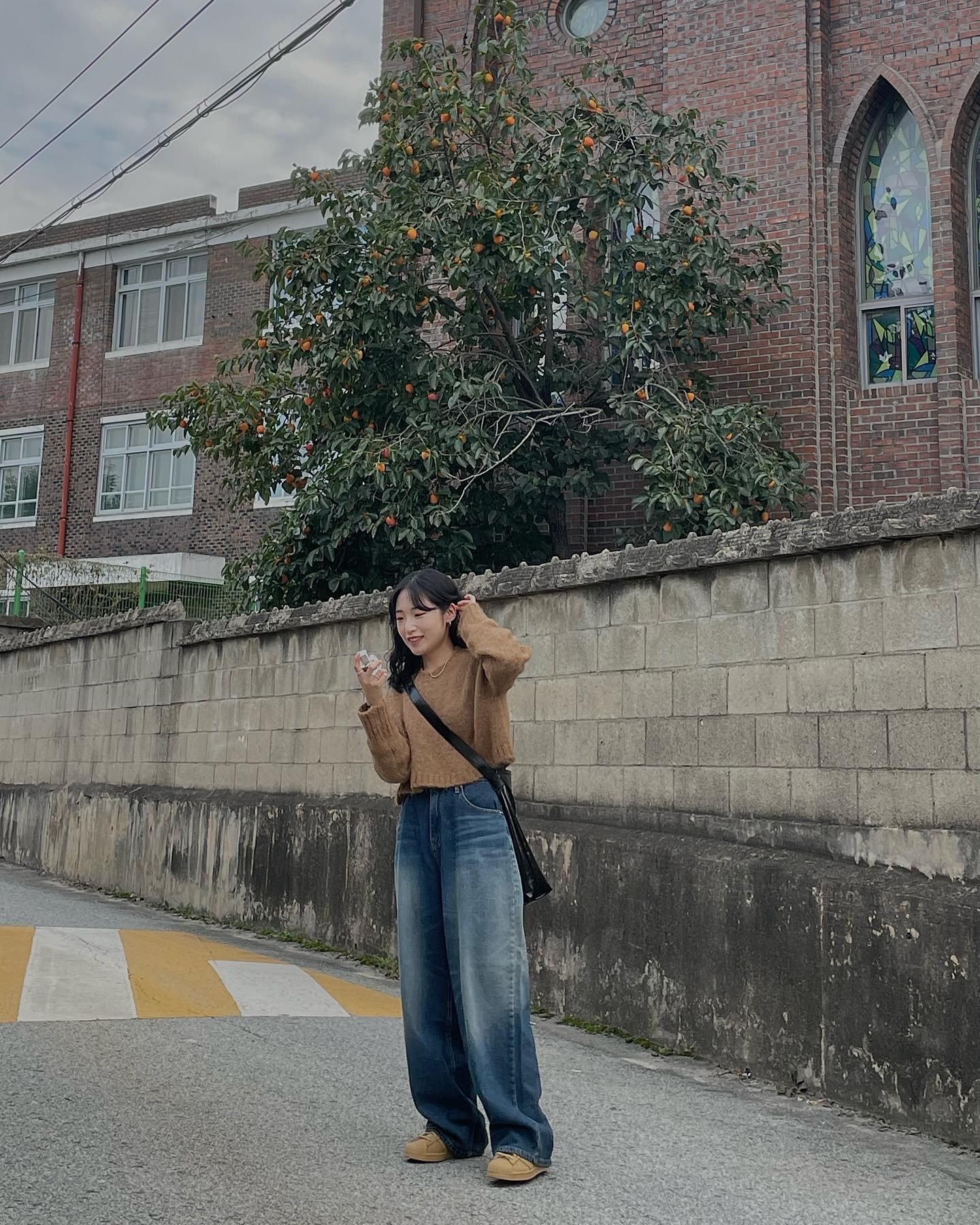 #협찬
계절 바뀌면 향수도 바꿔줘야죠🧸🤎
⠀
REMBER는 몽환적이면서 화려한 프랑킨센스와 미르의 만남이 신비롭고 이국적인 분위기가 연출되어 지금부터 추운 날씨에 사용하기 너무 좋을 것 같아요🫧
⠀
✔️시각장애인을 배려하여 단상자에 점자가 각인
✔️친환경 종이와 콩기름으로 인쇄하여 그린뷰티를 실천한 브랜드
✔️향수 뚜껑에 각인된 로고와 실버톤의 메탈릭한 외관이 힙한 무드를 연상시킴
⠀
⬇️구매는 렘버 공식 온라인 스토어에서 가능합니다.⬇️
rember_kr
⠀
⠀
#REMBER #렘버 #렘버향수 #향수추천 #우디향수 #남자향수추천 #여자향수추천 #젠더리스향수 #중성적인향 #지속력좋은향수 #니치향수 #향수브랜드 #향수선물