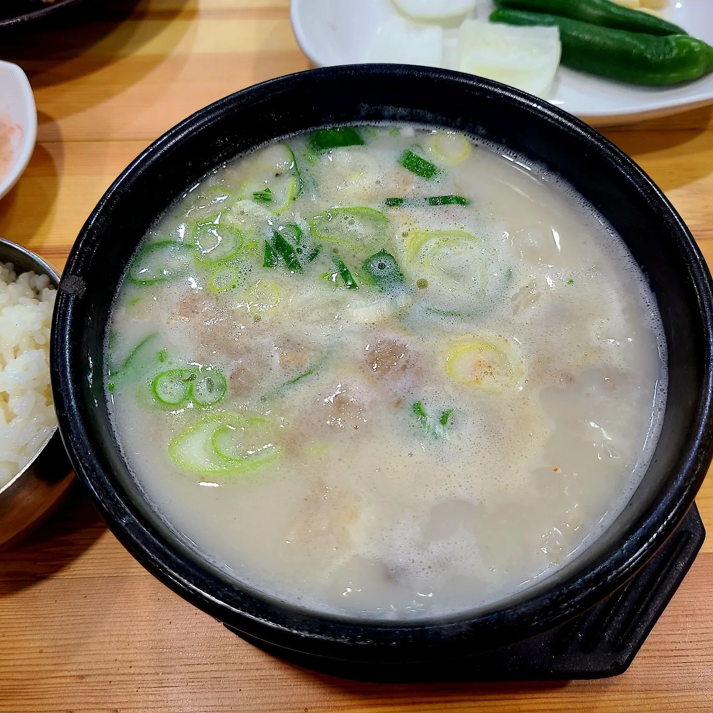갑자기 추워진 날씨에 뜨끈한 국밥 한그릇❤️
#부산국밥맛집 #종가네돼지국밥 

국밥만 먹기 아쉬워서 맛보기수육도 시켜보았다 
국밥이랑 같이 먹기 딱 적당한 양이었다 

종가집 돼지국밥은 담백한 국물이 특징이다 
셀프바에서 소면도 얼마든지 가져다 먹으면 되는게 좋다😋

💰돼지국밥  8,000
💰맛보기수육 10,000

이외에도 다양한 국밥종류와 막국수도 있음

🧭부산 사상구 학감대로 141
전용주차장 있음