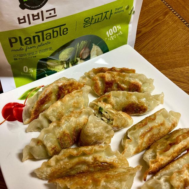 오바메양 on Instagram: "#제품제공 #체험단 비비고에서 비건제품이 출시되었습니다!!! 처음엔 반신반의하면서 먹어봤는데, 너무 맛있더라구요!! 고기가 아니라는 생각이 전혀 안들정도로 식감