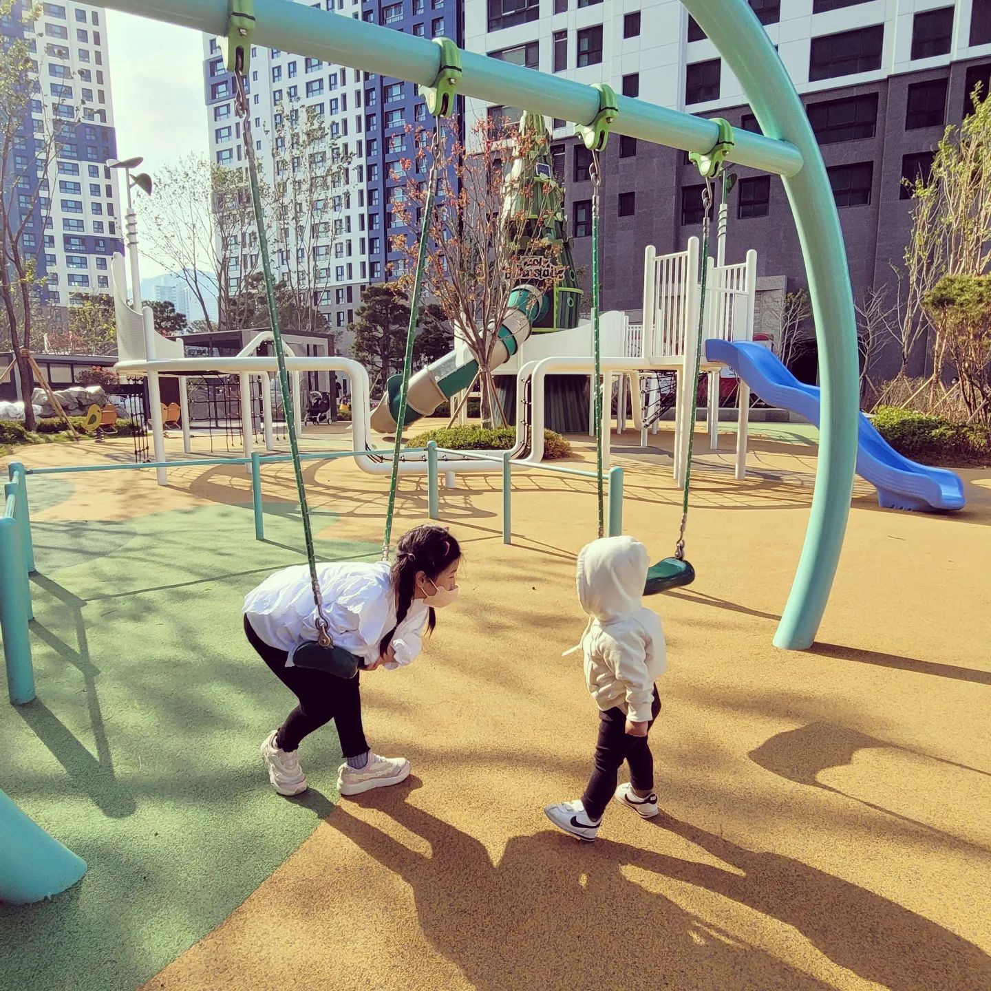 #지난일상기록

세살이 벌써 꽈베기에 도전을😁
역시 울 둘째도 따라쟁이네요💁‍♀️

#잘하고있어
#3살아들 
#8살딸 
#놀이터그램 
#일상기록 
#주말육아 
#육아맘일상
