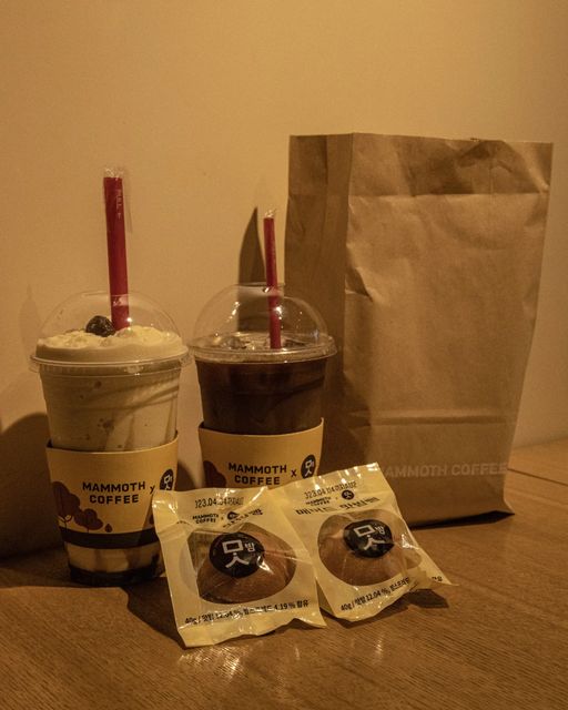 병알커플 on Instagram: "#광고 #hx2_cafe ⠀ ⠀ #매머드커피 #매머드익스프레스 에서 신메뉴들을 보내주셨어요 #매머드커피X맛밤 콜라보를 진행하여 🍂가을스러운 메뉴들이 잔뜩 출시됐더라구요