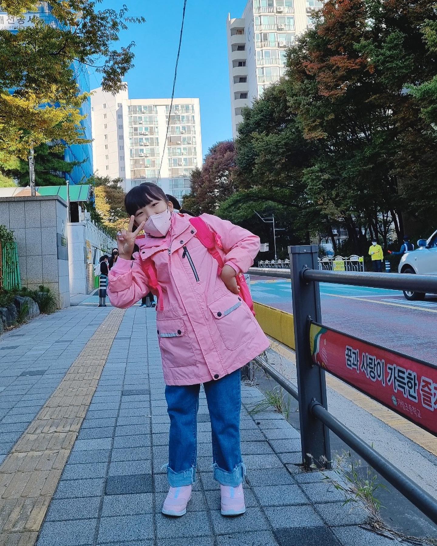 오늘도 추움  #핑크점퍼
#학교등교길 #학교등교룩 
아빠가 이번에 청바지 3개나사서
#청바지코디 잘어울리네

#초딩맘스타그램 #초딩맘소통 #초딩스타그램 #학교등교 #초딩맘맞팔 #초딩맘그램🙋‍♀️ #초딩패션