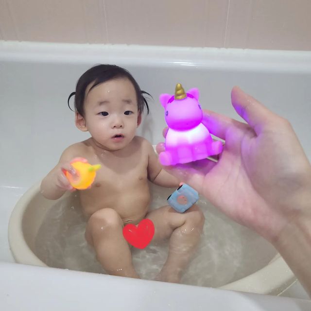 남매맘 일상 ꈍ◡ꈍ on Instagram: "#협찬 #제품제공 ⠀ 물놀이를 넘 좋아하는 딸랑구 반짝반짝 빛나는 새친구가왔어요🤍 ⠀ 기존 장난감들은 물놀이하고나면 아무리 잘말려도 물이들어가서