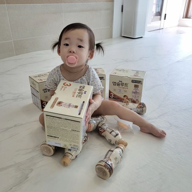 도로남매맘𖤐 여행 ⦁ 일상 ⦁ 육아 ⦁ 리뷰 on Instagram: "#협찬
⠀
아직 끊을수없는 분유 ෆ
요즘 아픈로아는 식욕이 똑 떨어져서
아무것도 안먹는 사태가일어났어요 -
그중에 맘마줄까? 하면 분신같은
쪽쪽이까지 던져버리고 쪼로록 달려와서
달라고 손짓한답니다 ㅠㅡㅠ
⠀
처음맛보는 앱솔루트 명작3 액상으로
빨대컵에 담아줬는데 다먹고 리필을 외쳤어요
ㅎㅎㅎㅎㅎㅎㅎㅎㅎ 🫶🏻
⠀
생후 24개월까지는
자기방어체계 형성에 중요한 시기!
2'FL은 모유구성 성분으로 아기신체의
자기방어 역할을 하는 성분인데
국내최초 독점을하여 담았다고해요!
⠀
우리공주의 허기진배를 채워주셔서 감사합니다
🏷 thank u @maeil_absolute 
⠀
⠀
#명작 #앱솔루트명작 #명작액상
#액상분유 #모유올리고당 #HMO
#2FL #투에프엘 #매일유업
⠀
⠀"