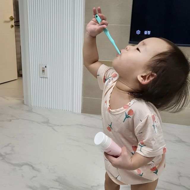 남매맘 일상 ꈍ◡ꈍ on Instagram: "#협찬 #제품제공 ⠀ 우리로아 예꼬맘에서 이전에 칫솔도 주셨는데 치약도 선물받았어요 🎁 ⠀ 로아가 사용하는 치약은 예꼬맘1단계 6개월부터 사용가능한