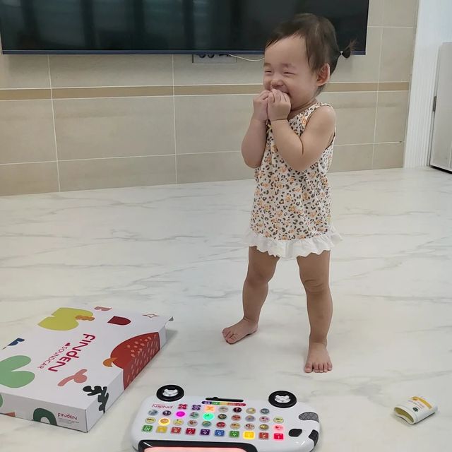 남매맘 일상 ꈍ◡ꈍ on Instagram: "#협찬 #제품제공 ⠀ 우리집에 로아를 위한 새로운 장난감이 왔어요🤍 8월출시 예정인 <핀덴 LED 이중언어 사운드카> 먼저 만나볼수 있어서 넘 좋아요➰ ⠀ 로