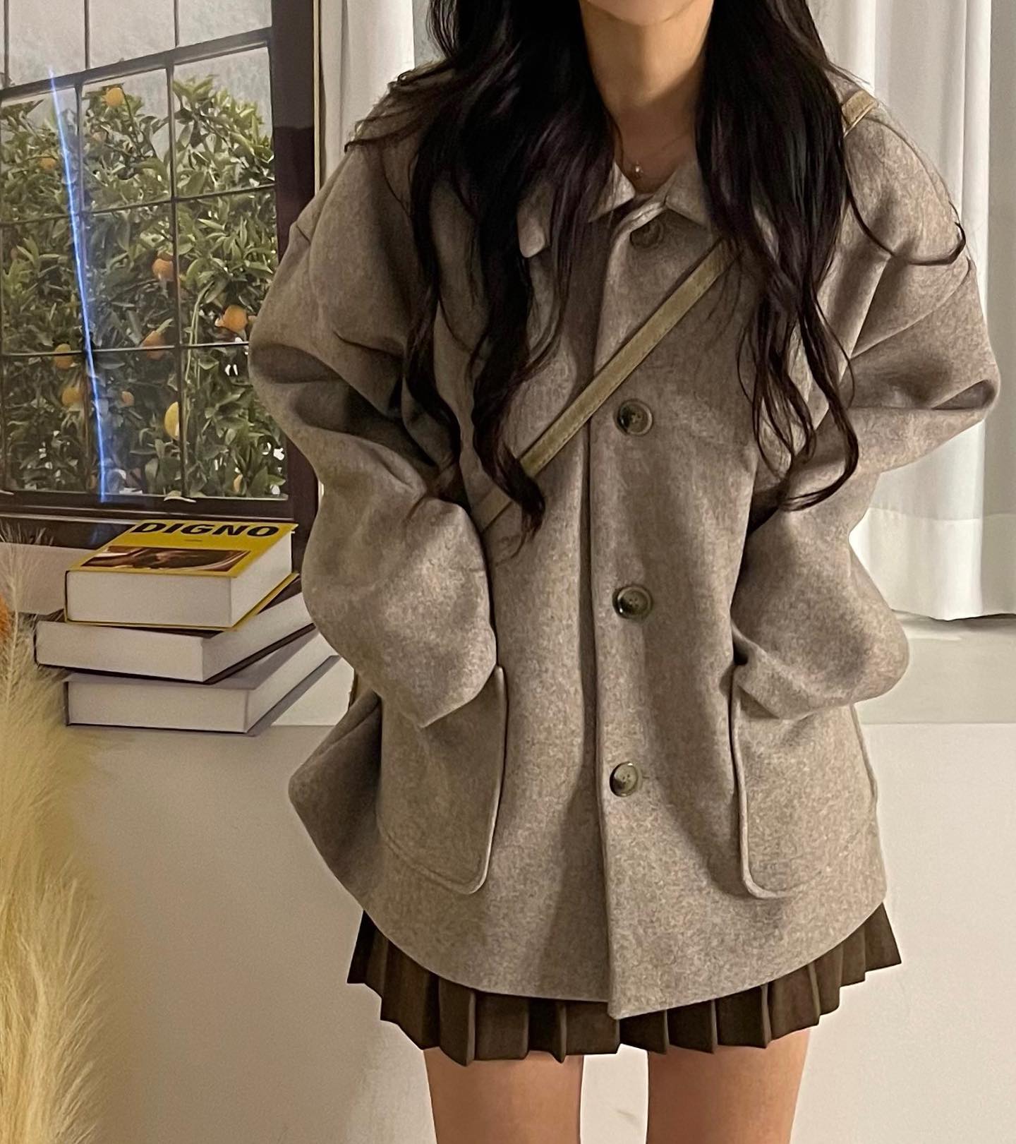 overfit wool drop jacket update💛
(brown/charcoal)

안녕하세요 고귀한 분들께 선물 같은 마음으로 정성스럽게 준비하는 델라지니입니다 :)

드랍자켓의 포인트인 어깨선이 더욱 귀엽게 표현된 자켓이에요!!

일교차가 크다 보니 추운 아침저녁에는 패딩을 입고 다니시는 분들이 많으시죠!

이 자켓은 울함유로 겨울까지 쭈~~욱 착용 가능하시기 때문에 최대한 빨리! 구매하시는 게 좋으실 거예요🤭🤭

넉넉한 사이즈로 남성분들도 같이 착용 가능해서 커플룩으로 입어도 좋아요💗

여성분들과 남성분들 모두 폼이 여유롭다 보니 후드티나 두꺼운 이너를 껴입으셔도 전혀 부해 보이지 않으니 걱정 마시고 꾸안꾸로 코디하셔도 좋답니다 😉

국산이기 때문에 퀄리티 보장하니 모두 예쁜 옷 입으시고 예쁜 하루 보내세요🥰

#20대여성쇼핑몰 #여친룩코디 #데이트룩코디