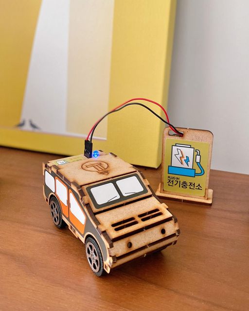 책육아 • 엄마표영어 • 홈스쿨링 on Instagram: "#제품제공 @teachers_steam 윤우가 최근에서야 전기자동차의 존재를 알게되어 전기차 충전하는 곳을 구경하기도하며 호기심을 많이 보이고 있었