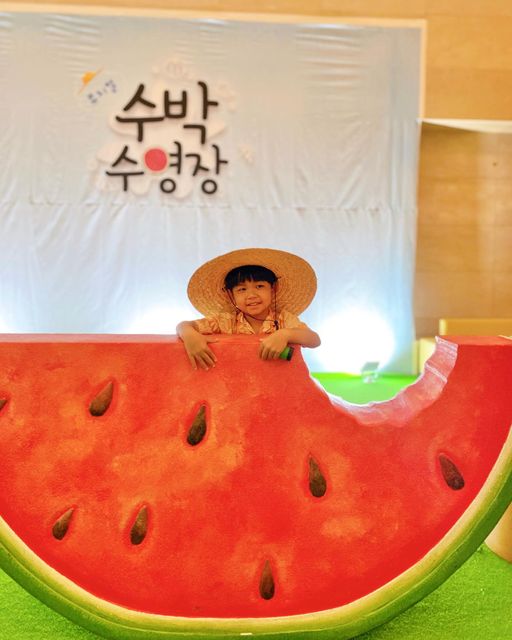 책육아 • 엄마표영어 • 홈스쿨링 on Instagram: "#협찬 #수박수영장뮤지컬 여름만 되면 떠오르는 도서 수박수영장🍉 수박수영장 뮤지컬을 다녀왔어요! 코로나시기 언택트뮤지컬을 관람할 수