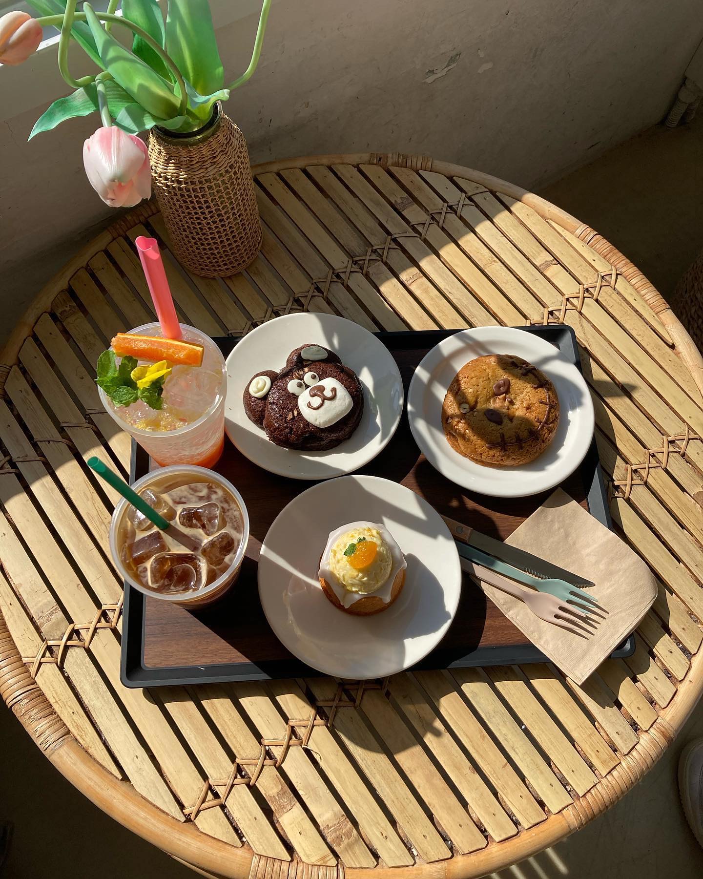 .

영도 흰여울 문화마을에
위치한 카페 #흰여울비치 에요!

☕️ 흰여울비치
📍 부산광역시 영도구 절영로 236
⏰ 월~금 11:00 - 20:00 (19:00 L.O)
 토~일 11:00 - 21:00 (20:00 L.O)
🍰 오렌지케이크, 오렌지자몽에이드 강추
🏖️ 동남아에 여행 온 듯한 인테리어 & 오션뷰

.
.
.

#흰여울비치 #영도카페 #카페추천 #흰여울문화마을 #흰여울문화마을카페 #영도카페추천 #카페