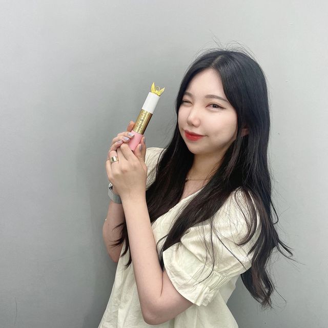 주현이🐰 on Instagram‎: "#협찬 멀티케어+선케어+톤업+광채를 이 톤업스틱 하나로 다 해결!!'ڡ'४ 끈적하지도 않고 얼굴에 밀착이 잘 돼서 만족100% 바르니까 얼굴에 광이 나서 화장하기