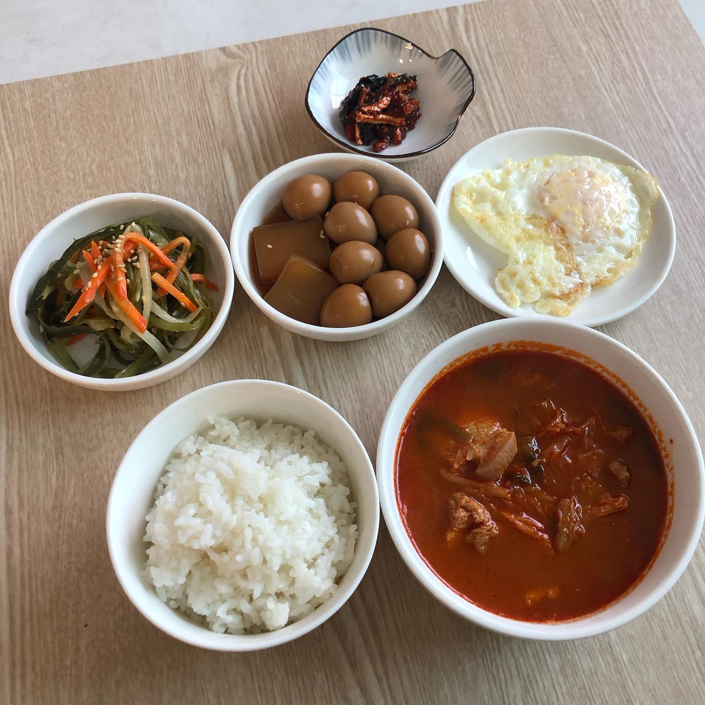 점심은 김치찌개와 메추리알곤약장조림, 미역줄기, 할머니표 무말랭이!! 오후에는 친구들한테 선물할 마들렌 굽기 마들렌 선물하고 홍가리비 받아서 저녁으로 냠😍
#돼지고기김치찌개 #메추리알곤약장조림 #할머니표무말랭이 #할로윈 #할로윈마들렌 #초코마들렌 #저녁엔 #홍가리비 #집밥 #집밥스타그램 #홈베이킹 #홈베이킹그램 #선팔맞팔 #선팔 #맞팔 #선팔하면맞팔 #자취 #자취요리그램