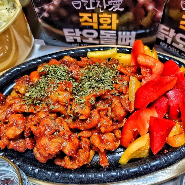 먹스타 사각❣️❣️ on Instagram: "#광고 안녕하세요❤️ 진짜 안주 맛집 ! 한잔애에서 보내주신 직화 닭오돌뼈를 먹어보았습니다 🐔 포장마차에서 먹던 맛 그대로 ! 집에서 간편하게 닭오돌