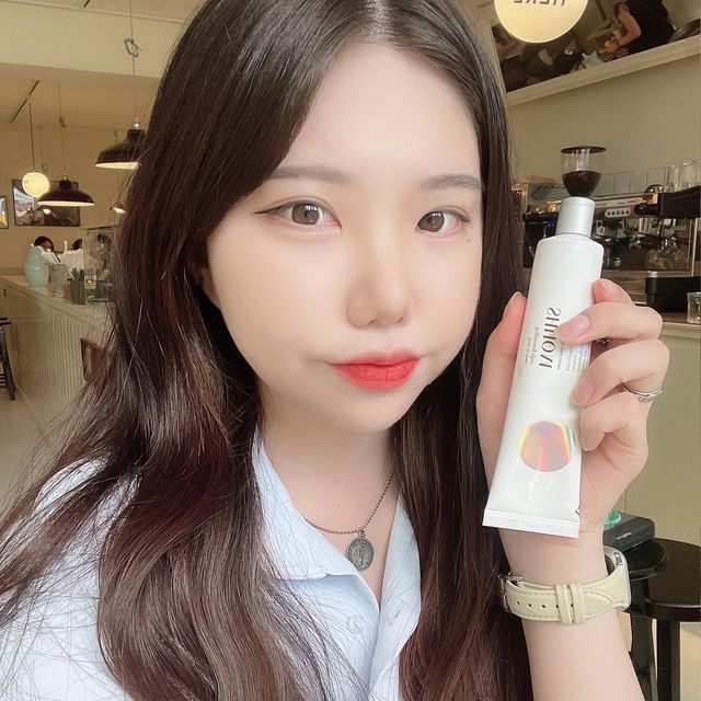 주현이🐰 on Instagram: ". . 넘나 예쁜 톤인톤 나도 드디어 겟!! 요새 생얼로만 다니는데 피부 속부터 톤을 채워주는 제품이라 자연스럽고 잘 밀착이 돼서 이것만 바르고 나가도 뽀얗고