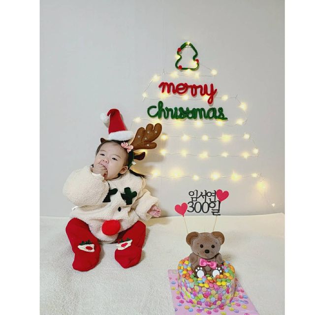 Eun A Jeong 🇰🇷 on Instagram: "서연이 3❤❤일 & 크리스마스🎄 . 정확히는 2일 뒤가 서연이 300일이지만😆 생애 첫 크리스마스와 함께 기념하기📸 . 떡뻥으로 시선을 끌었지만.. 다 먹고 나니