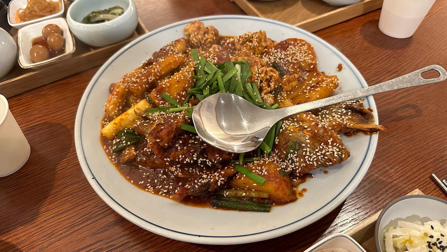 처음 방문했지만 단골이 될 결심!!! 했던 대구 평리동 맛집 #평상면옥 
너무 맛있어서 온가족이 반해버린 대구뽈찜과 시골칼국수🤍 밥반찬으로 술안주로 모두 훌륭했던 맛이었다. 한식경력 10년의 사장님께서 정성스레 준비해주셨던 맛있는 음식이었음.