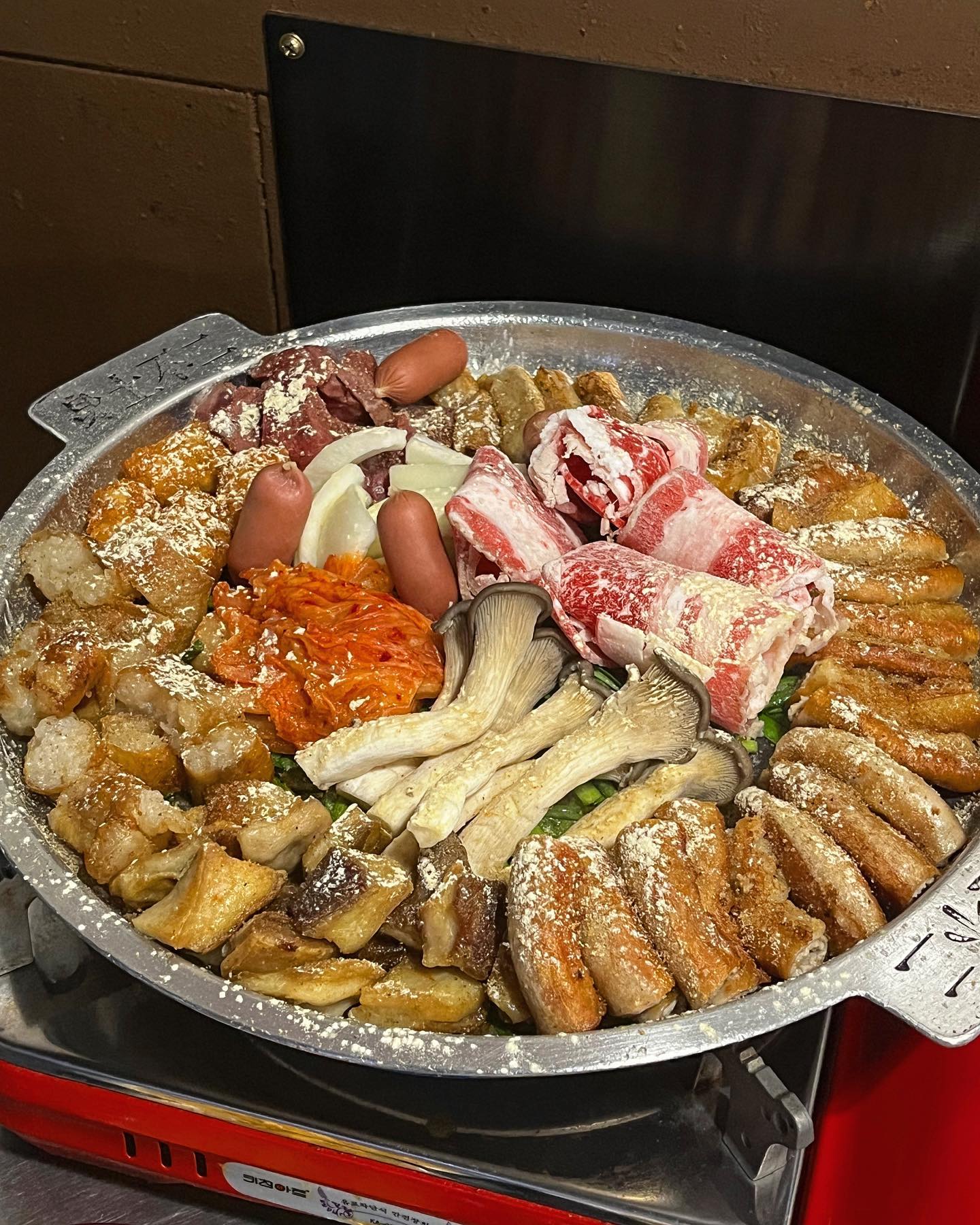 #협찬 🐮뿔난황소곱창 건대본점
🍽️메뉴: 뿔소모듬(21,000원) 
소곱창 한우(19,000원)
우삼겹(15,000원)

🟡리뷰
건대에서 가장 유명한 맛집인 뿔난황소곱창🐮

이미 방송에서 여러번 소개되었던 곳이라 
곱창러버 볼살이는 더더욱 기대가 됐었어요!😍

첫 출발은 한우모음 2인분과 소곱창 1인분으로 가볍게 시작~!

다이어터 볼살이는 평소에 라면도 큰맘을 먹어야 먹을수 있는 음식이 되었는데
에피타이저로 라면이 나와서 너무 감격스러웠어요😭

라면을 다 비울 때 쯤에 기다리고 기다리던 곱창이 나왔어요😆

볼살이는 왜 맛있는 음식만 보면 눈이 뒤집힐까요🤪

다행이 염통과 우삼겹만 빼고 다 구워져서 나와서 바로 입안으로 직행😋

소곱창은 어쩜 고소한 곱이 가득 들어있는지~~
증맬로 사람을 황홀하데 만들어요💕

막창도 질기지 않고 부드럽게 넘어갔어요!

볼살이가 제일 까암짝 놀랐건던 대창인데요😳
평소에 대창 많이 느끼해서 한두점 정도만 먹었는데
왜 안 느끼한거죠??!!!
느끼함은 1/2로 줄고 고소함은 2배로 늘어나 
정신을 못차리게 만들었어요🥰

곱창 외에도 우삼겹, 염통, 부추, 버섯, 김치, 해쉬브라운, 소세지 등
다양하게 먹을수 있어서 젓가락을 멈추지 못했어용😘

마무리: 둘이 곱창 2인분에 소주한잔하기 딱 좋은 곳이에요~

📍주소: 서울 광진구 아차산로29길 16 
#뿔난황소곱창 #건대맛집 #건대소곱창 #건대곱창 #불난소곱창 #불난시그니처 #매운소곱창 #건대역맛집 #건대곱창맛집 #소곱창맛집 #소곱창 #대창맛집 #건대맛집추천 #건대술집 #건대입구맛집 #건대입구역맛집 #먹팔 #먹팔맞팔 #먹팔하면맞팔 #볼살이의먹스타그램