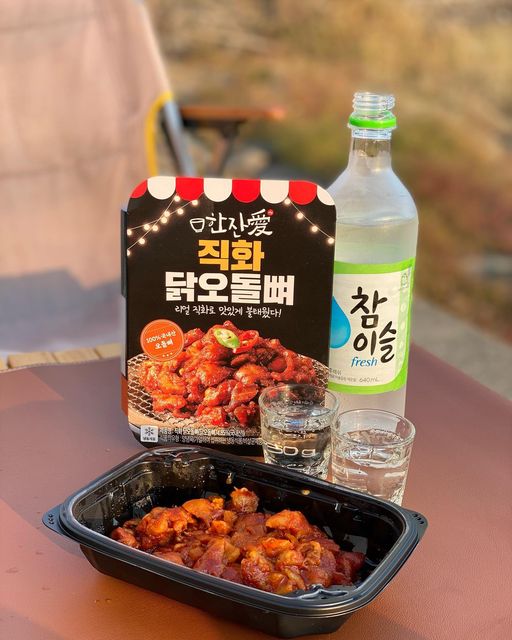 맹구네 요리 먹방 on Instagram: "#협찬 #한잔애 #직화닭오돌뼈 이번 #캠핑음식🏕️ 리얼 직화로 구워낸 맛이 일품인 불맛 가득한 직화 닭오돌뼈 오독오독 씹히지만 부드러운 식감과 특제소스