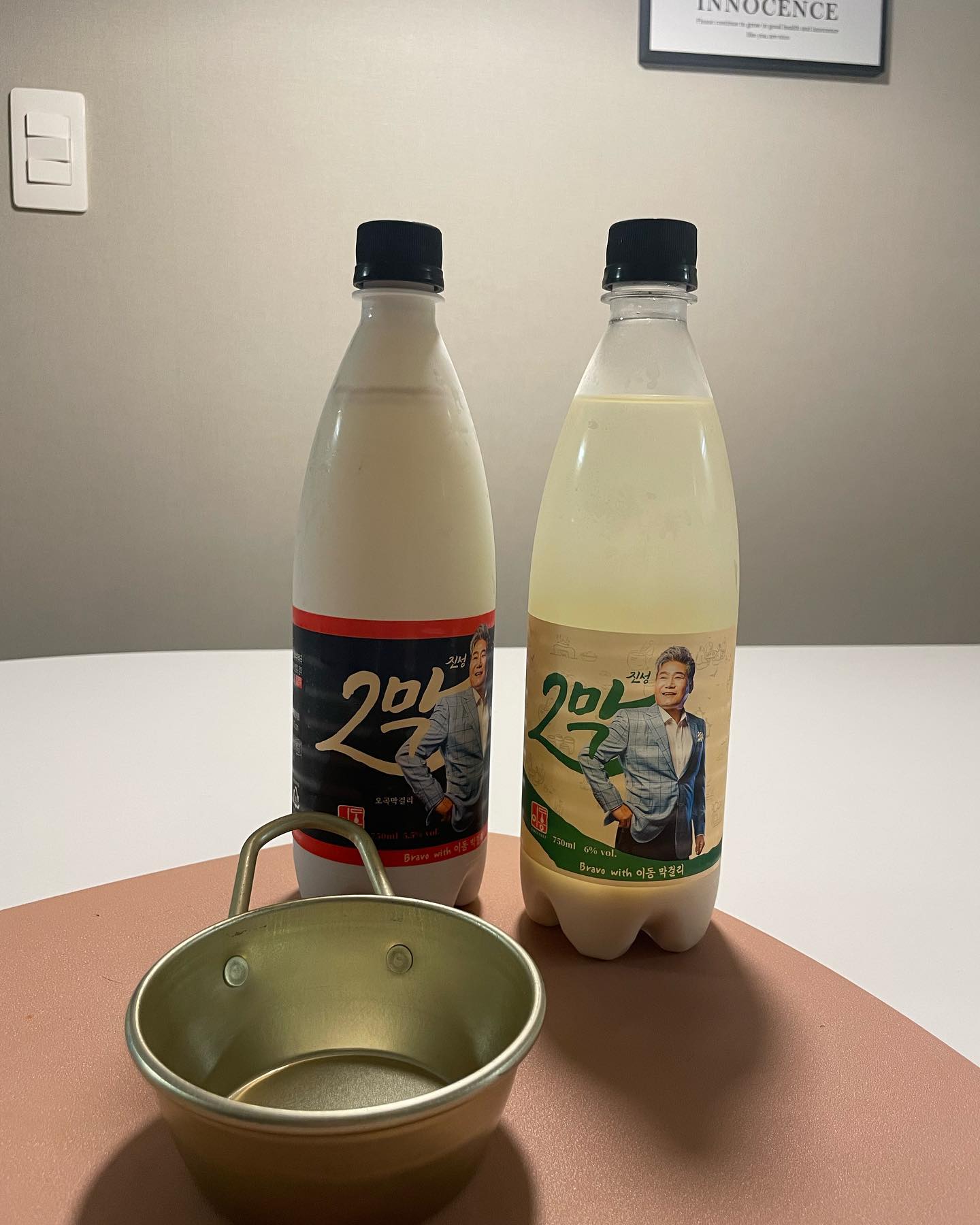#협찬 

막걸리 매니아로써!
이번에 먹어본 2막은 
하나는 오곡막걸리였도 하나는 기본 맛이라고 할까?
기본맛은 깔끔하게 먹혀서 좋았고
오곡은 구수하니 누룽지 맛같아서 
아주 맛있게 마심 ㅎㅎ

담에 등산갈때 한병 들고 올라가서 먹으면
아주 좋을듯💜

#2막 #전통주 #막걸리 #진성막걸리 #2막막걸리 #트로트 #가수진성 #안동역에서 #태클을걸지마 #보릿고개 #막걸리추천 #막걸리한잔 #생막걸리 #오곡막걸리 #편의점막걸리 #편의점신상 #신상막걸리 #혼술 #홈술 #낮술 #먹스타그램 #막걸리안주 #원조이동막걸리 #이동막걸리 #포천이동막걸리 #이동주조1957