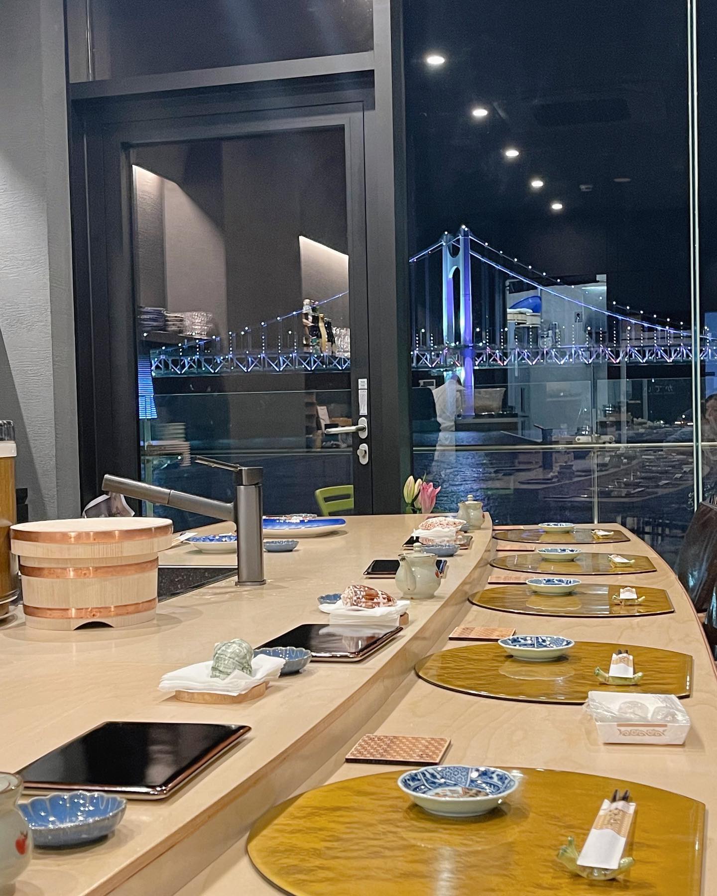 입호강했던 지난주 🍣,,🤍
광안리 오마카세 가이세키 신흥 강자 #카테이 다녀왔어요.
광안대교가 눈앞에 크게 펼쳐진 뷰에서 🌉˚₊·—̳͟͞͞♡
정갈하고 고급진 요리로 아주 그냥 황홀 그 잡채,,✨

오픈한지 얼마안되었는데 쉐프님이 업계에서 유명하셔서 그런지 벌써 입소문이 좡난아니더라는 🫢,,(캐치테이블 리뷰 꼼꼼하게 읽고 갔어요)
돈이 하나도 아깝지 않은 만족스러운 식사였음 🫶🏻"
오마카세 좋아하시는 분들 가보시면 넘 만족하실듯해요,,🧚🏻‍♀️🫧🤍