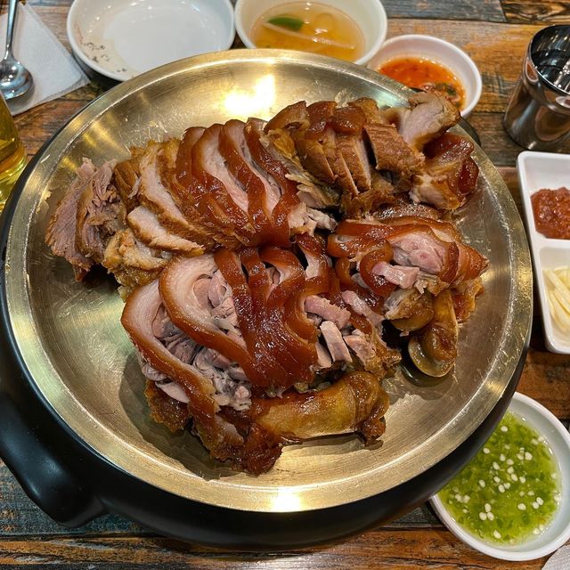 패션에 관심많은 대딩직장인 | 박수수 on Instagram: "#협찬 왕십리 ‘호야네 족발’ 주말동안 여러 일이있어서 기분이 롤러코스터급이었어요 최근에 운동시작했는데 근육통 때문에 다리가 넘