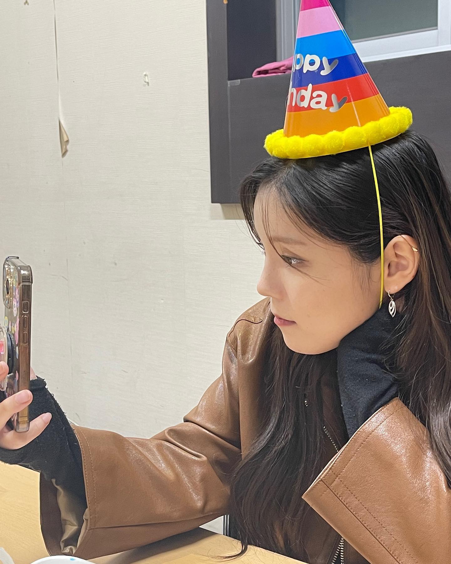 2022.10.25
damseo's 24th birthday 

시험기간 움직임 짜랴 시험 다들 바쁜와중에 제 생일을 축하해주셔서 감사합니다.
늦었지만 꼭 감사하다는말 모두에게 드리고 싶어 글을 씁니다! 
넘 행복해쎠여 ❤️ 
나 인생 참 잘 살았구나 하는 순간이었어요. 
이름처럼 제가 담은것들을 펼쳐서 나누는 담서가 되겠습니다.
p.s 언박싱은 즐거워