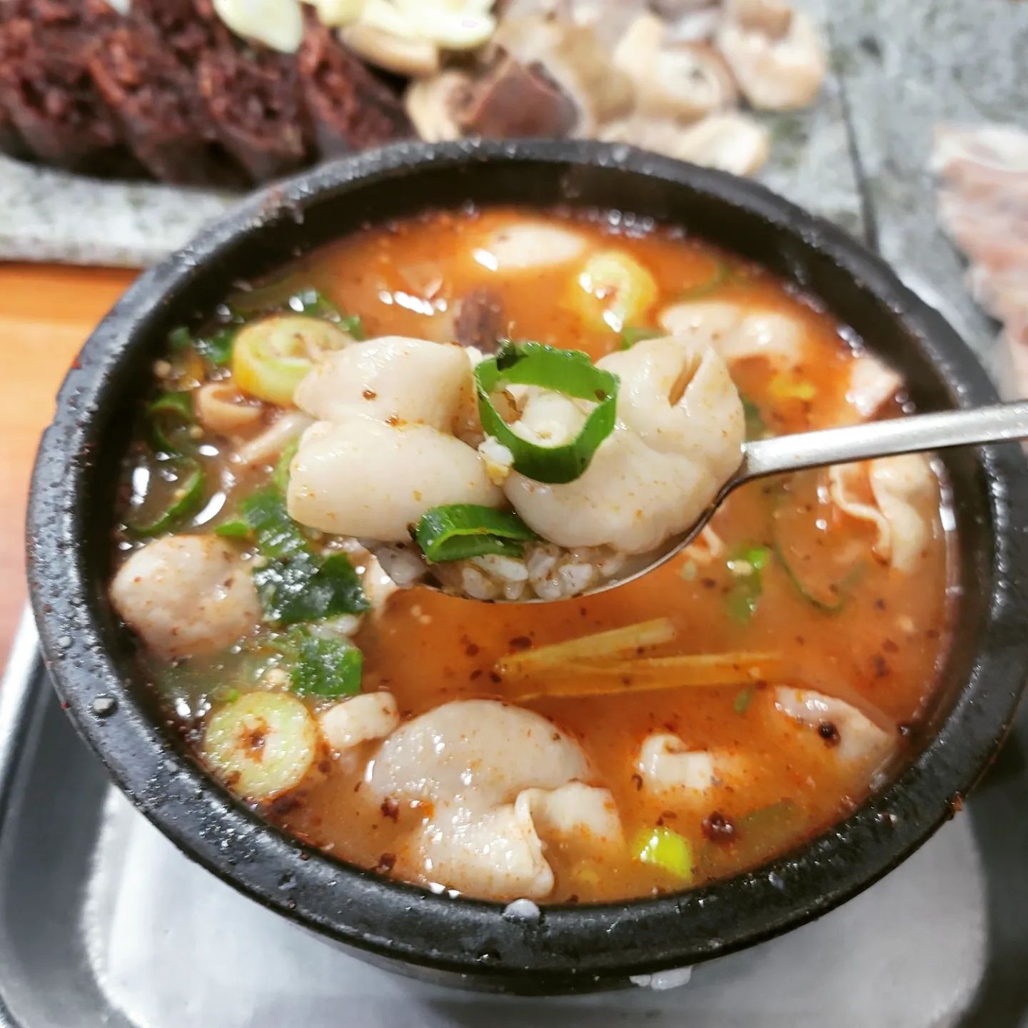 #여의도맛집 #화목순대국 #오잇_여의도
화요일, 목요일 마다 먹어야하는 순대국인가? 어쩌면 한주를 버티기 위해 준비한 음식일수도 있다는 생각을 했습니다! 

여의도 화목순대국 너무 유명하죠! 점심시간이나 저녁시간에 가면 웨이팅이 엄청나요 ㅠㅠ 저는 저녁시간에 가서 40분 정도 기다려서 들어갔어요 ㅠㅠ 곱창만 들어있는 순대국이에요~ 하지만 맛있죠! 깔끔한 국물에 잡내도 거의 안나요 한잔하기 딱 좋아요~ 왜 화목순대국 하는지 알겠더라고요! 거기에 모듬또한 맛있습니다 잡내 없고 특히 순대가 너무 생각나는 맛이에요

하지만 살짝 호불호 갈릴것 같아요 아무래도 곱창이 주라서요 여의도에 자주가시면 드셔보셔도 좋을것 같아요!

네이버 검색창에 @오잇 검색하셔서 보시거나 혹은 프로필 링크를 클릭해주세요!
.
.
.
#음식스타그램 #먹스타그램 #먹스타맞팔 #먹스타맞팔환영 #순대국 #순대국맛집 #여의도 #샛강맛집 #샛강 #jmt #존맛 #존맛탱 #맛집 #맛스타그램 #소통환영 #소통 #선팔하면맞팔 #음식추천 #추천음식 #추천메뉴 #메뉴추천 #맛있다그램 #저녁 #점심 #점심추천 #푸드스타그램 #내돈내산
