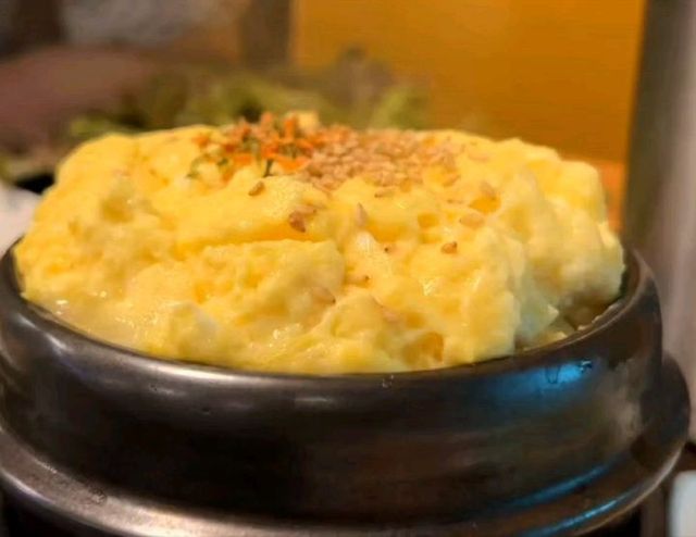 @yu_lim_95 on Instagram: "고기는 단백질이라 살안쪄🤭

#광고#여주신라cc맛집#여주고기집#여주맛집
.
예약하구 갔더니 바로 초벌구이 마친 제주백돈한판이 두둥❣
이미 초벌이 되어있어서 그런지
금방 익어서 바로 먹을 수 있어서 좋았다~
계란찜+삼겹+항정 세트인데
2인이 먹으면 아주 배부르고 좋은 양👍
벌써 또 먹구 싶어ㅜ
완전 쫀독쫀독 먹으면서 맛있다는 말 100번 함!!
.
당일 영수증 지참하면 바로 옆
숲을 그리다 카페 20%할인되구
네이버 영수증 리뷰하면 조각 케이크 하나도 공짜로 줘서 개이득👍👍
.
비와서 야외사진 못건진게 아쉽지만 포토 스팟도 짱많아서 날 좋을 때 한번 더 와야쥐...ㅎ"