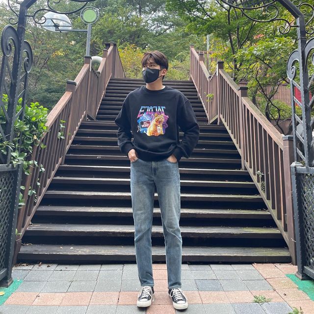 도토리 on Instagram: "#제품협찬 @oround_official
 
 
안녕하세요 여러분 이번에 오라운드에서 맨투맨을 제공해주셨는데요!🤩
 
진짜 입어보니까 편안하면서도 핏감이 너무 좋아서 깜짝놀랐습니다!😍 약속모임이나 헬스하러갈때 아니면 우리 인친님들은 사무실에서 일하러 가시지않습니까?!😀이 맨투맨을 입고 출근하면 좀 마음이 괜찮아지지않을까요?!😊
 
그리고 이게 양진작가님의 디자인이더라구요! 진짜 심플하면서도 확실히 전달되게끔 만드시는게 정말 감탄했습니다!🤩
 
아무래도 이 프린팅 이거 빼놓을수 없죠!☺️ 고영희씨 너무너무 귀엽고 특히 이 배경이 여의도 배경인데요 너무 사실적으로 해서 좋은거같아여!👍
 
이제품은 오라운드에서 구경할수있고, 또 후드나 기타 액세서리도 많으니깐요 한번 방문해보신는거 강력추천합니다!☺️🤩
 
이 제품 제가 선택했는데 진짜 굿초이스였다는 생각이드네요!😤
 
다들 오늘하루도 여기있는 고영희씨 표정처럼 많이 힘드시겠지만 이 맨투맨 보고 힘을 내셨으면 좋겠습니다!☺️
 
 
 
 
#오라운드#퇴근하고싶다#양진작가#양진디자이너#ootd#맨투맨#그래픽맨투맨#스웨트셔츠#가을패션#남성패션#남성맨투맨#여성패션#여성맨투맨#직장인"