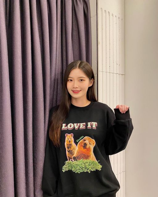 꾸지 on Instagram: "#광고
감탄굿즈마켓 오라운드에서 귀여운 쿼카 맨투맨을 골라 입어봤어요🤭
요즘 날씨에 이너로 입기 좋고 집이나 사무실 등 데일리템이 될 것 같아요✨
소매랑 목부분 신축성이 좋고 프린팅이 자연스럽게 깔끔해요‼
오라운드에 여러 작가들이 있어서 다양한 디자인이 많더라고요😲
POD커머스라 마음에 드는 아트워크나 그래픽이 있다면 단 1개의 제품도 커스텀 제작 가능하니 오라운드로 둘러보러 가세요🔥

#유료광고 #협찬 #오라운드 #데일리룩 #맨투맨 #맨투맨코디 #그래픽맨투맨 #스웨트셔츠 #가을패션 #남성패션 #남성맨투맨 #여성패션 #여성맨투맨 #패션 #오오티디 #ootd"