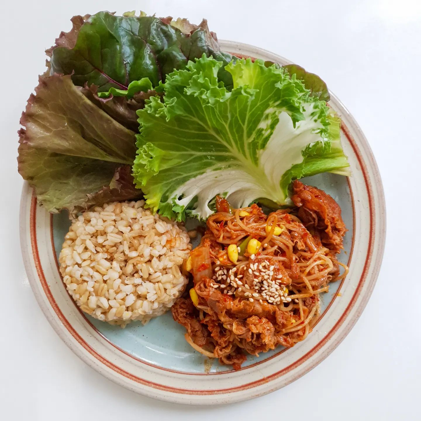 오리콩불(#두잇테이블)
아침에 일어나니 콩불이 먹고 싶어서 오리고기 넣어서 만들었는데 먹었어요. 오리고기 특유의 냄새가 나는거 같아서 소주 후추 넣고 마늘의 민족 답게 마늘 많이 넣으니 없어지는거 같아요.
고추장은 무화당 저당 고추장 넣고 오랜만에 먹으니 넘 맛있는것😀

먹고싶다고 머리에 박힌거 꼭 먹지 않으면 저녁에 때려먹는거 같아서 낮에 착하게 쌈이랑 같이 먹었어요. 감량기를 시작하니 먹고 싶은게 눈에 띄이네요😆
수요일이네요.오늘 하루도 화이팅입니다!!

muhwadang

#다이어트 #다이어트레시피 #다이어트식단 #식단 #운동 #오리고기 #무화당 #저당고추장 #콩불고기 #오리불고기 #건강 #만보걷기 #저당